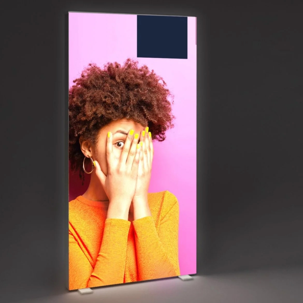 panneau lumineux à la dimension que vous souhaitez. Un cadre aluminium avec rampe de LED pour ce stand retro éclairé